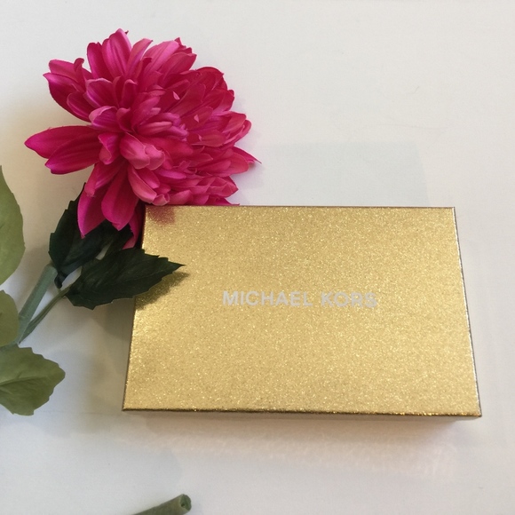 Authentic Michael Kors Multifunction Wallet - Picture 5 of 6